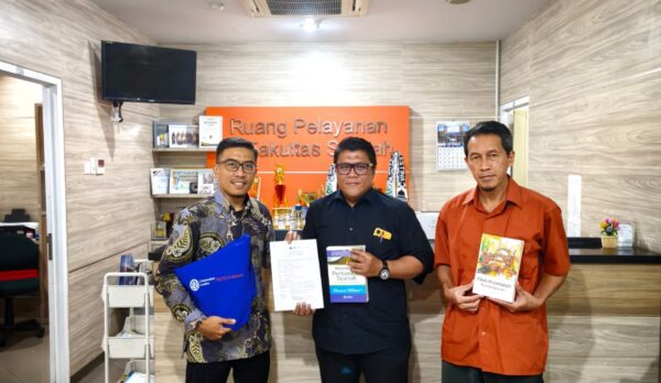 Penyerahan Buku Buku Hasil Tulisan Dosen Fakultas Syariah Unisba